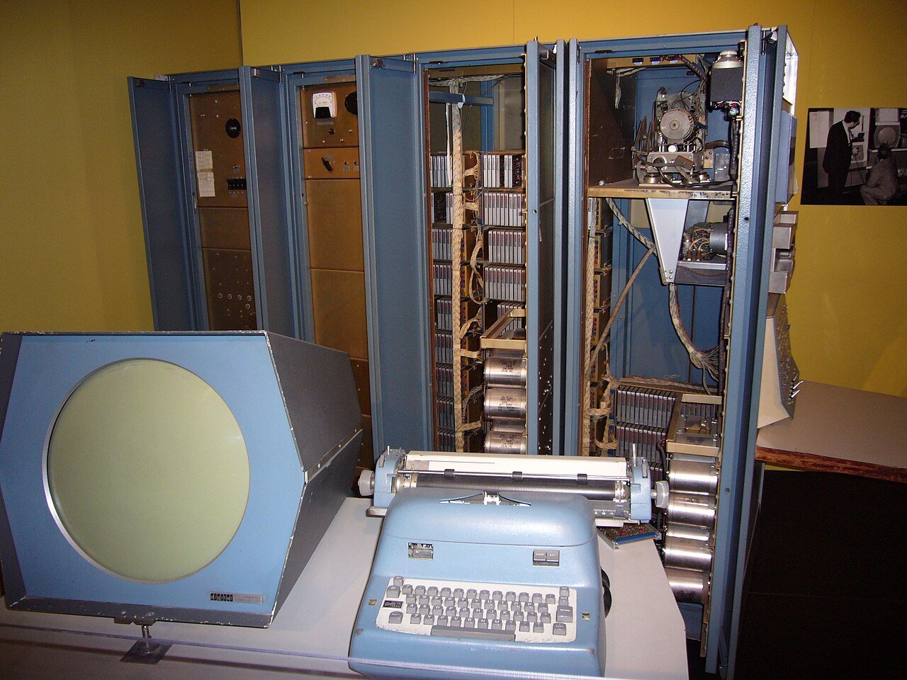 Компьютер PDP-1: открытые шкафы электроники, печатающий терминал и круглый экран